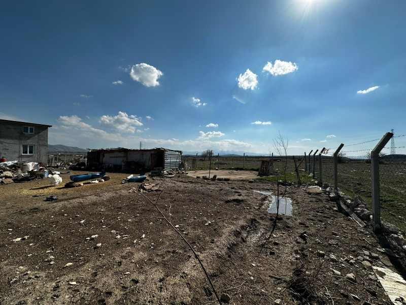 ANA YOL ÜZERİ AĞIRNAS TURANDA 8.500 m2 ARSA İLE 180 m2 EV